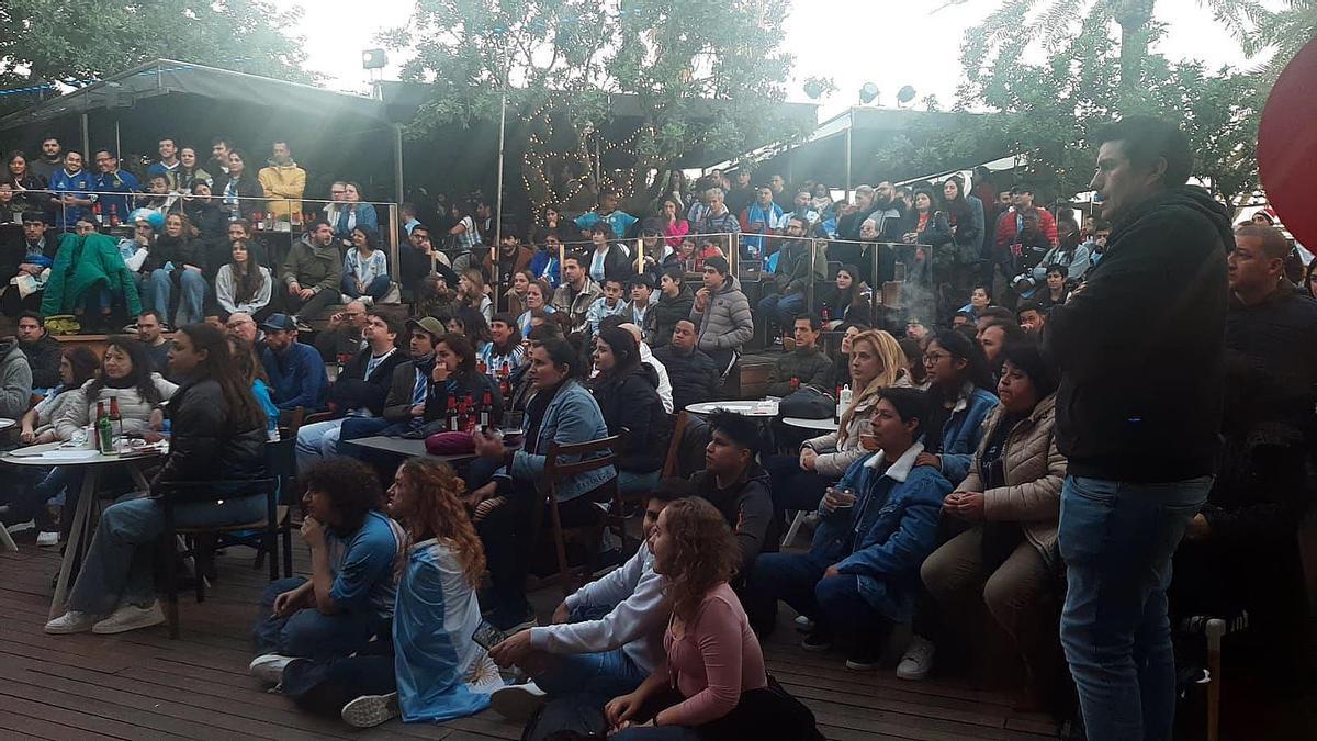 Ambiente de fútbol en la terraza de Latin Palace.