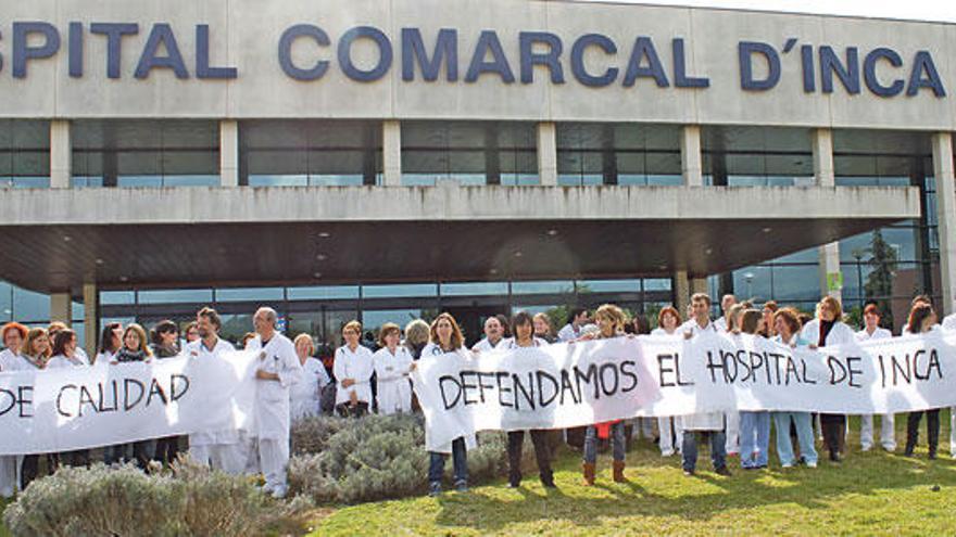 Imagen de la concentración que tuvo lugar ayer a las puertas del Hospital Comarcal de Inca.