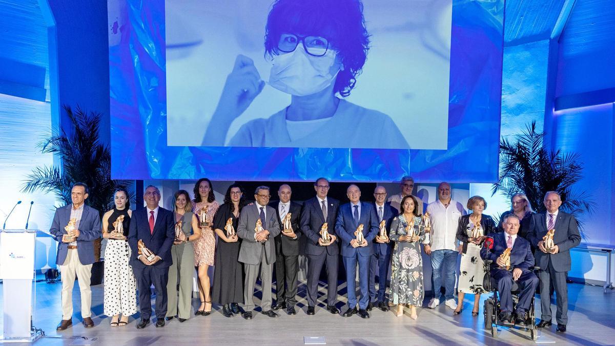 Foto de familia de todos los premiados en la IX Gala de la Salud de Upsana, celebrada este jueves en el  Palacio de Congresos de Alicante.