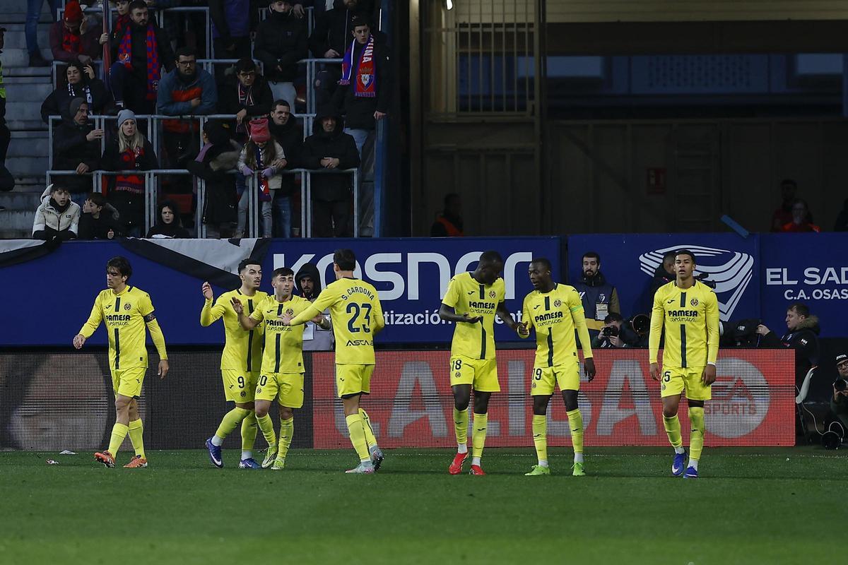 Los jugadores del Villarreal celebran el empate de Gerard Moreno.