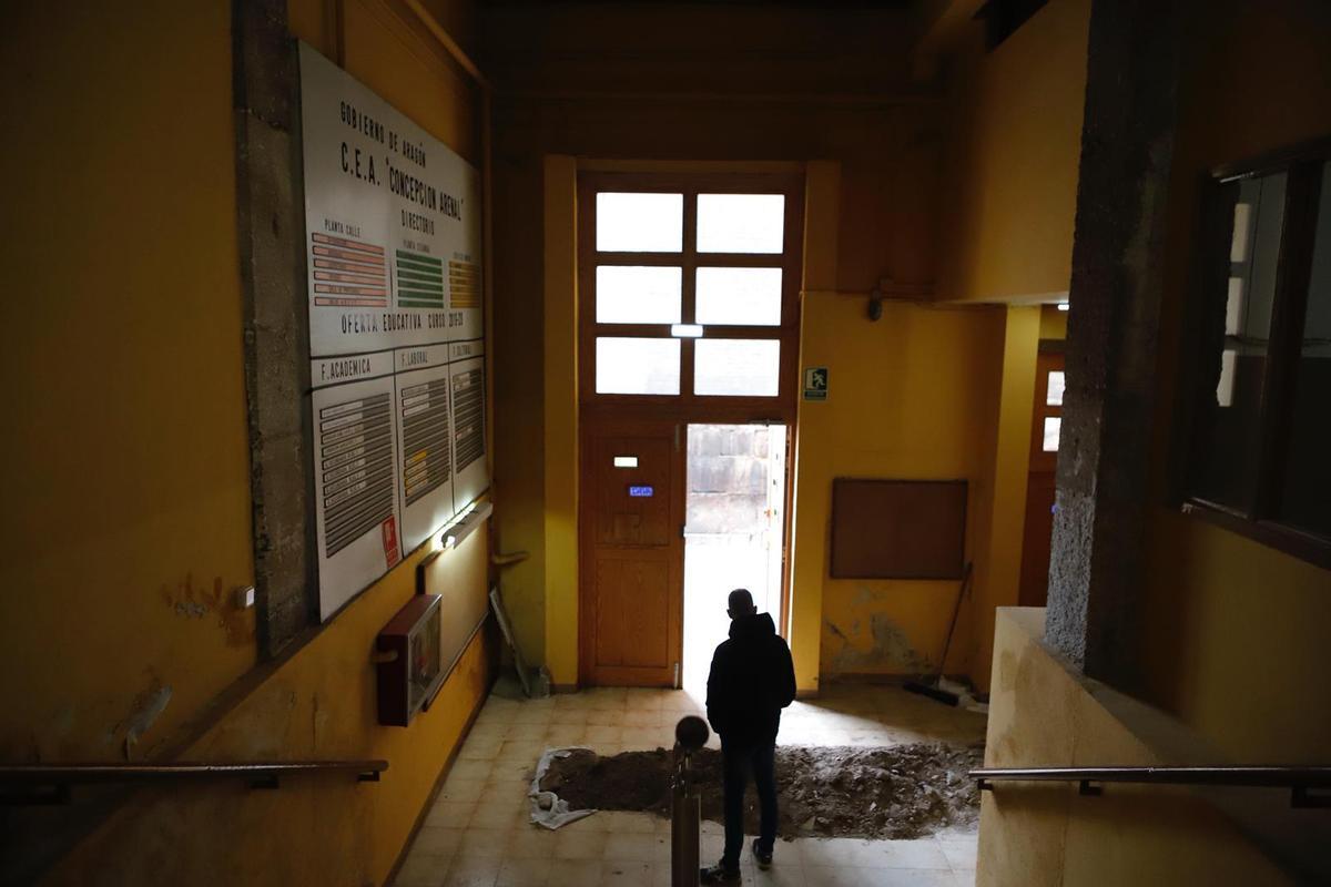 Acceso al antiguo colegio Concepción Arenal de Zaragoza.