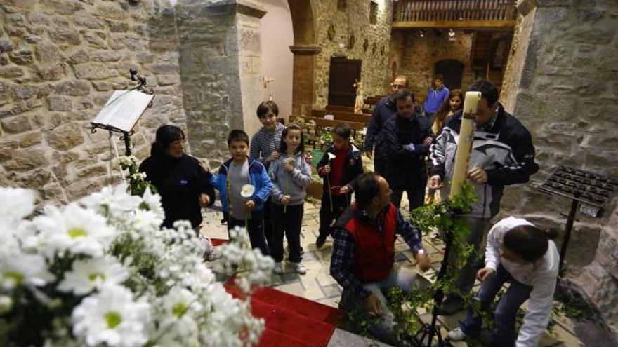 Preparativos, ayer, para la inauguración de las obras en la iglesia de Santiago del Monte.