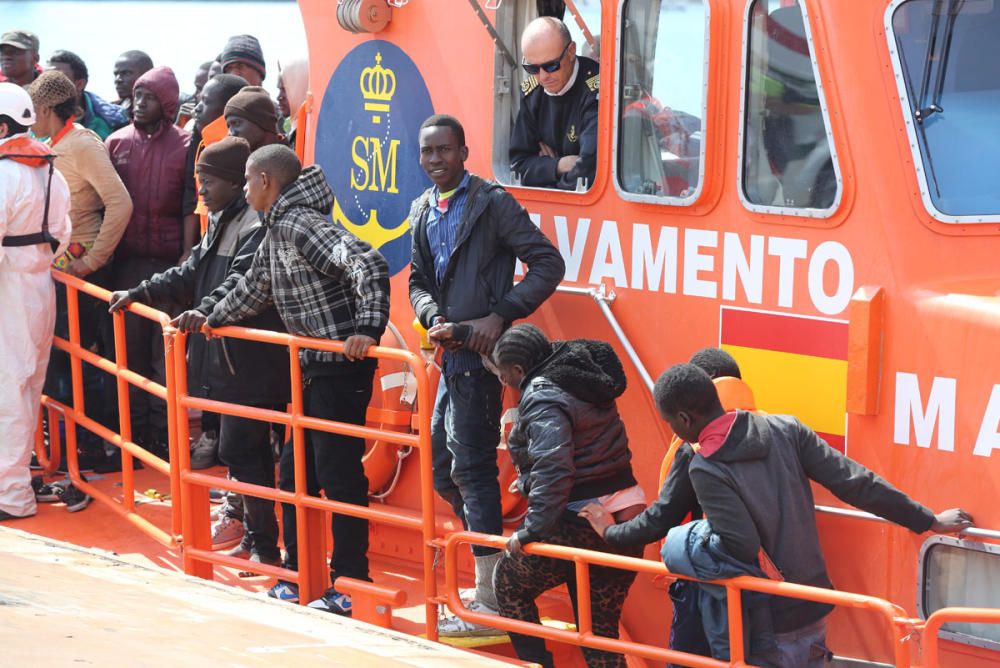 Trasladan al puerto de Málaga a 54 inmigrantes de una patera