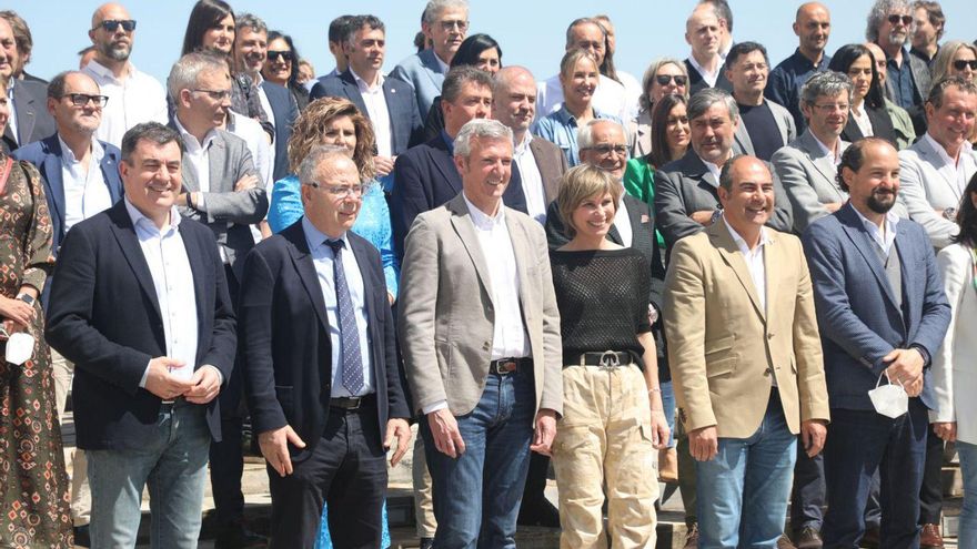 El conselleiro de Cultura, Román Rodríguez; el alcalde de Santiago, Xosé Sánchez Bugallo; el vicepresidente de la Xunta, Alfonso Rueda; la directora de Turismo de Galicia, Nava Castro, y el presidente del Clúster Turismo de Galicia, Cesáreo Pardal, entre otros invitados, ayer en la presentación de los conciertos del Xacobeo en la Cidade da Cultura. | // XOÁN ÁLVAREZ