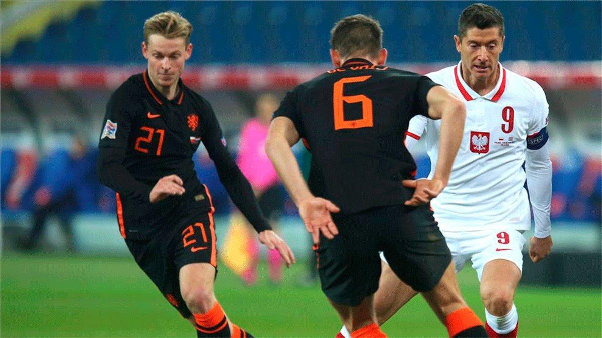 De Jong, en acción durante el choque frente a Polonia