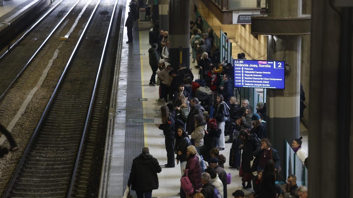 Viajeros en la estación de Oviedo, esperando el AVE