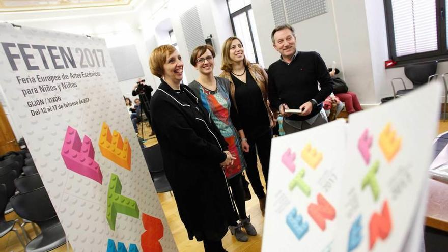 Por la izquierda, Marian Osacar, Raquel Huergo, Teresa Sánchez y Humberto Fernández, ayer, en la presentación de Feten.