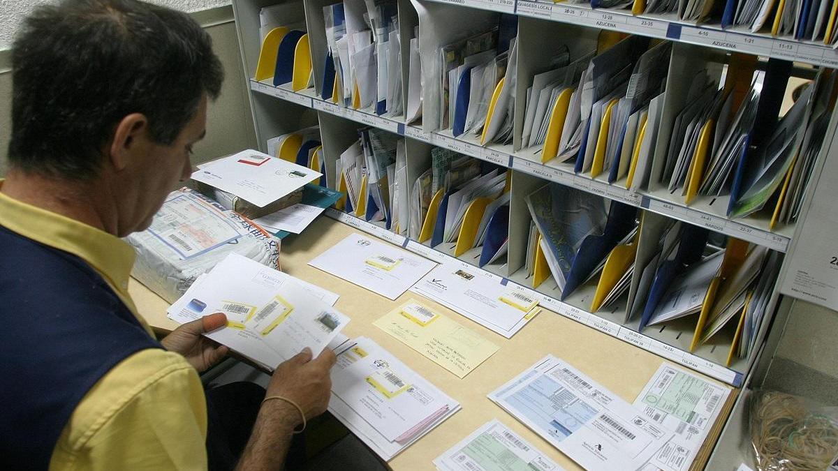 Piden parar la actividad en varios centros de Correos, con 62 trabajadores en cuarentena