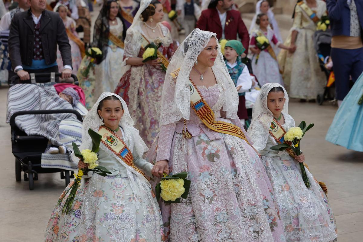 Todas las fotos de la Ofrenda del 18 de marzo por la calle San Vicente hasta la 17:30 horas Todas las fotos de la Ofrenda del 18 de marzo por la calle San Vicente hasta la 17:30 horas
