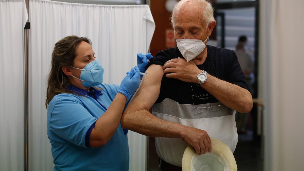 Una persona siendo vacunada en Córdoba.