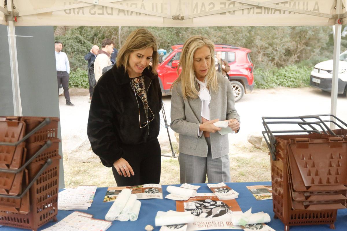 Monica Madrid, Regidora de Medio Ambiente de Santa Eularia y Carmen Ferrer, Alcaldesa de Santa Eularia en el stand de información