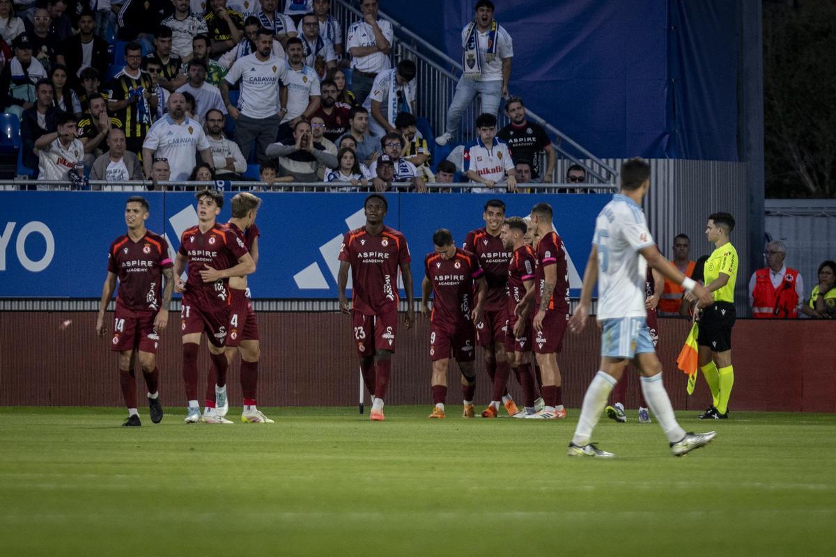 Los jugadores de la Cultural celebran uno de los goles que le endosaron al Zaragoza