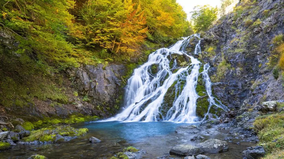 Ni el Caminito del Rey, ni el Camino de los Fatos: la ruta de senderismo más bonita en invierno te lleva hasta la cascada congelada más espectacular de España
