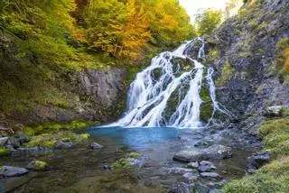 Ni el Caminito del Rey, ni el Camino de los Fatos: la ruta de senderismo más bonita en invierno te lleva hasta la cascada congelada más espectacular de España