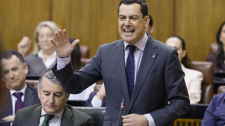 Juanma Moreno, ayer durante la sesión de control al Gobierno en el pleno del Parlamento andaluz. | JOSÉ MANUEL VIDAL / EFE