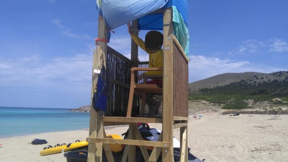 Provisorische Plane statt echten Sonnenschutzes an dem Wachturm der Rettungsschwimmer in Cala Mesquida