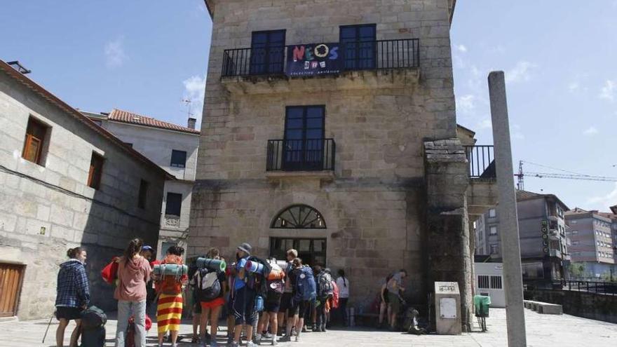 Peregrinos hacen cola para entrar en el albergue público de Redondela :: Albergues del Camino de Santiago