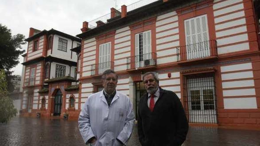 Antonio (izq.) y Francisco de Linares Castro ayer, delante del edificio principal del Hospital Psiquiátrico San Francisco de Asís.