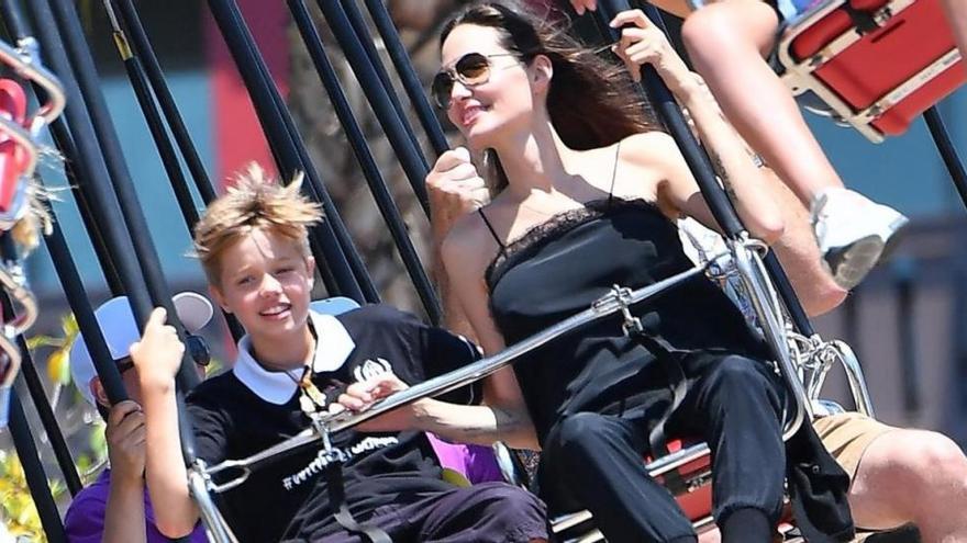 Jolie se divierte en Disneyland con su hija Shiloh