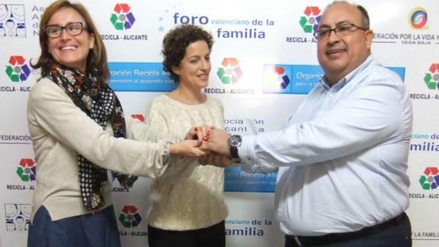 Recicla Alicante entrega los 1.800 euros de su gala infantil benéfica a Dinoco