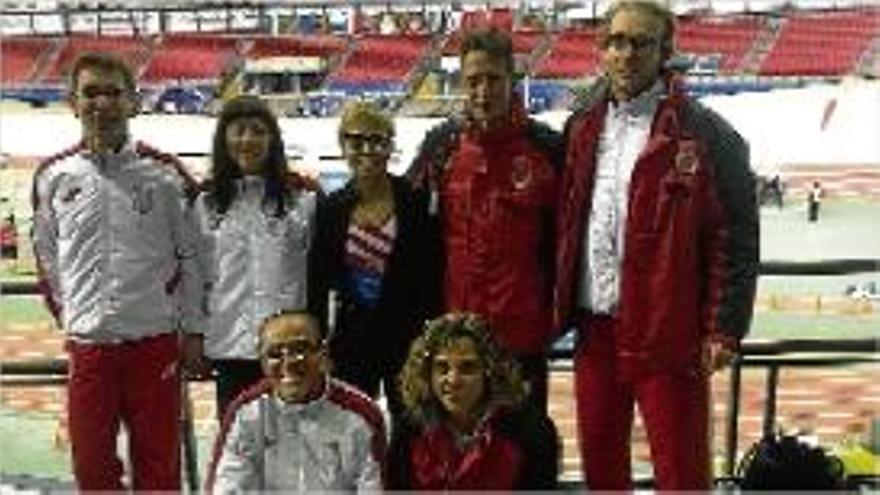 D&#039;esquerra a dreta, Jordi Lladó, Lita López, Loles Vives, Jordi Jorba
i David Díaz; a baix, Javier Martínez i Montse Prat