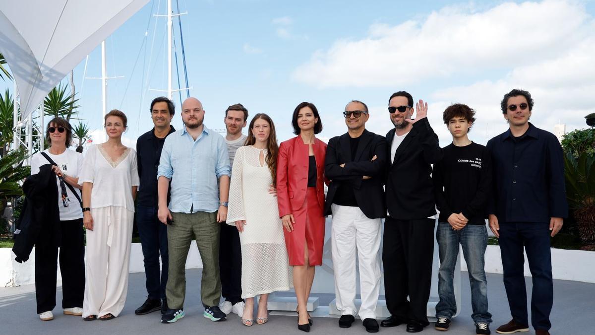 L’equip de «Minotaur», del director rus Andrey Zvyagintsev, ahir en la seva presentació al festival de Canes