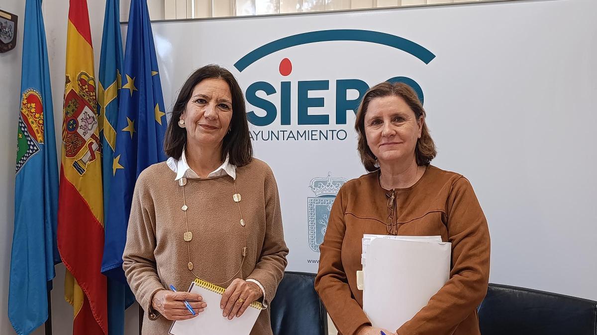 Por la izquierda, Patricia Antuña y Amelia Areces, en el Ayuntamiento de Siero.