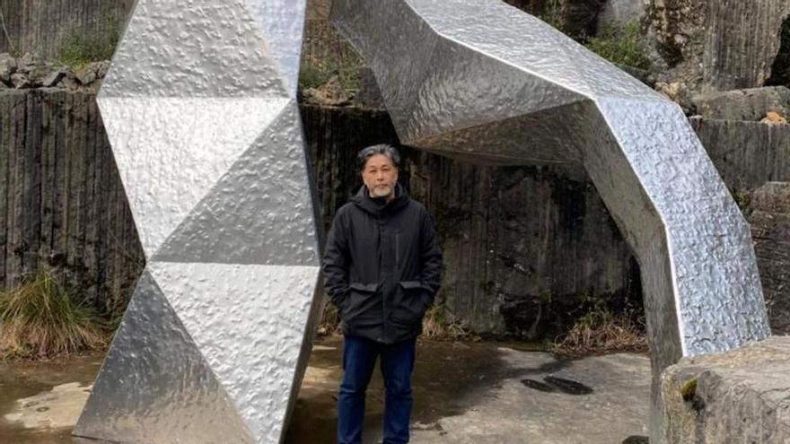 Tadanori Yamaguchi, en la Angurreta Harrobia, ante una de sus esculturas.