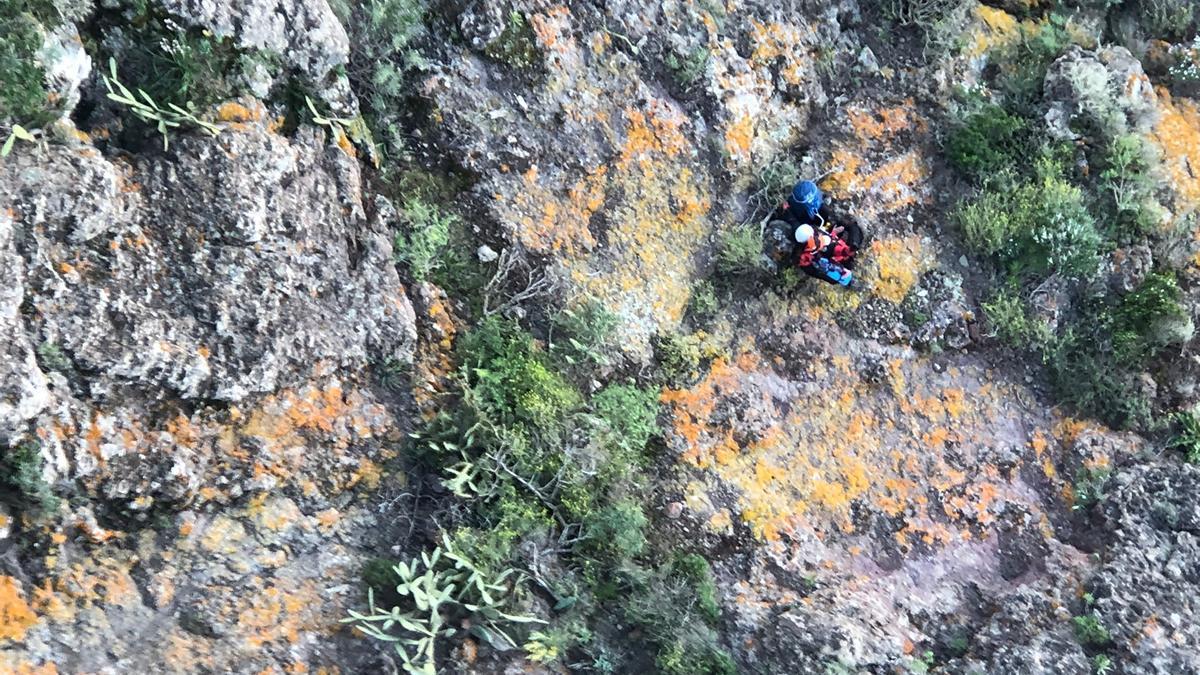 Parapentista caida en el barranco de Ifonche en Adeje a la espera de ser rescatada.