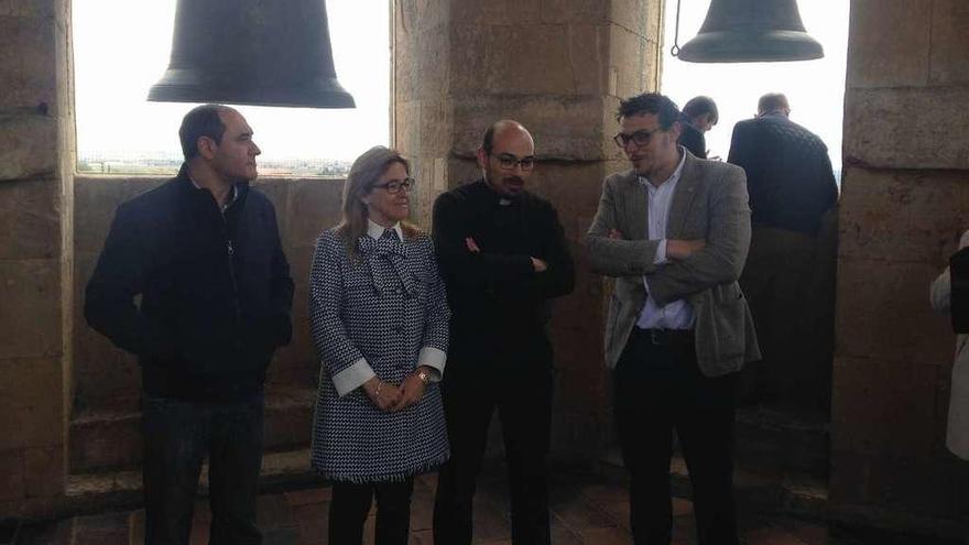 Mayte Martín Pozo y Tomás del Bien, junto al párroco Roberto Castaño en el campanario de La Colegiata.