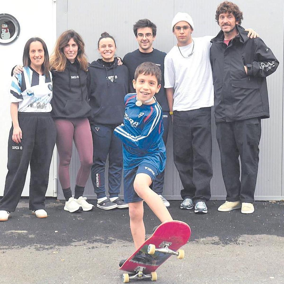 Miguel, junto a su madre, Alexia (primera, por la izda.); sus entrenadores de gimnasia artística, Uxía Piñeiro y Marcos Martínez (de Terra Sport Academy); la directora de la escuela Danza 10, Alexandra Vidal, y su profesor, Ismael; y su instructor de ‘skate’, Luis (de La Vieja Escuela).