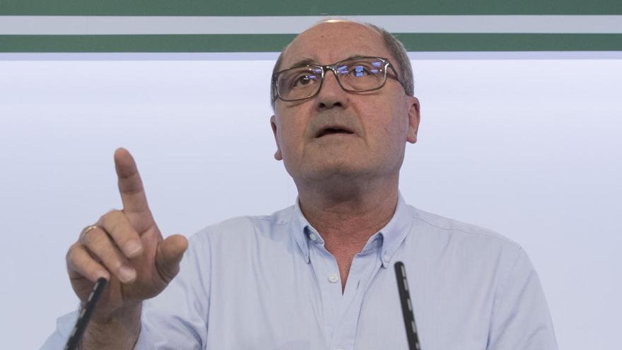 El secretario de Organización del PSOE de Andalucía, Juan Cornejo, durante su comparecencia hoy en Sevilla, un día después de la derrota de la presidenta de la Junta, Susana Díaz, ante Pedro Sánchez en las primarias federales, donde ha anunciado que PSOE-A convocará elecciones primarias a la Secretaría General a partir del 19 de junio.