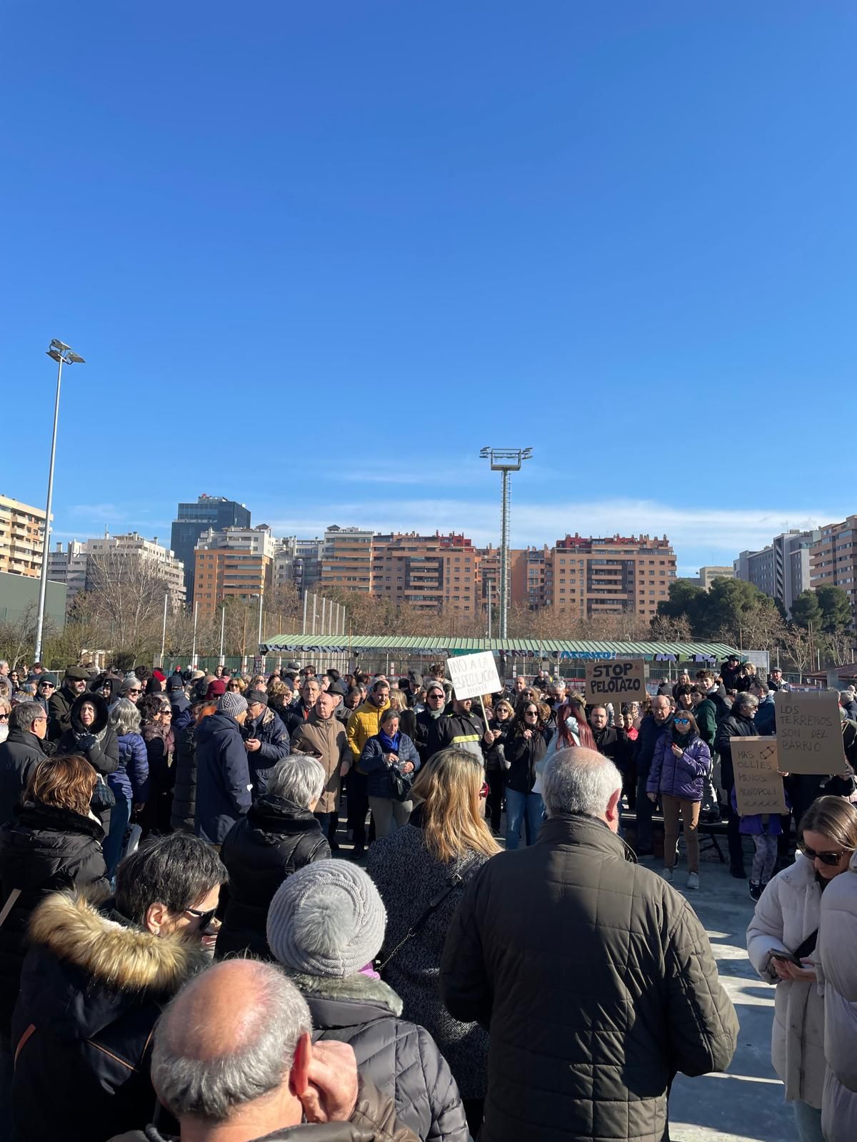 Los vecinos de Hispanidad protestan por la operación urbanística del skate park y el Hernán Cortés