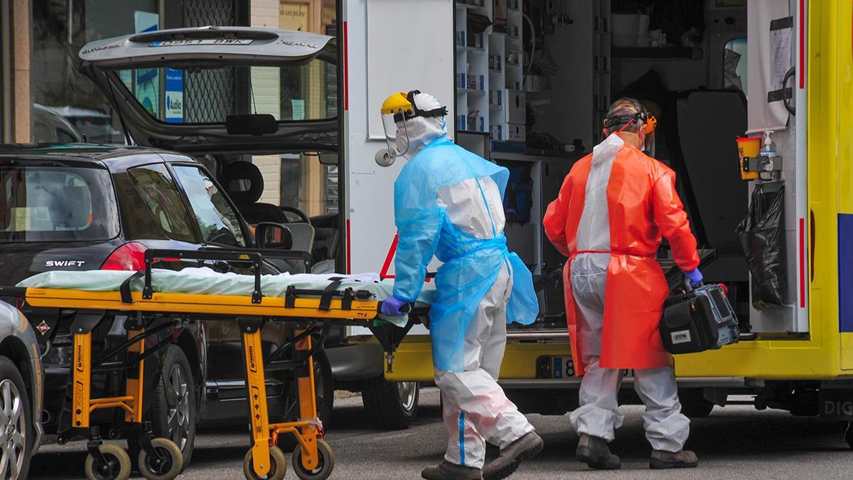 Una ambulancia realiza un servicio durante la pandemia, en Vilagarcía de Arousa