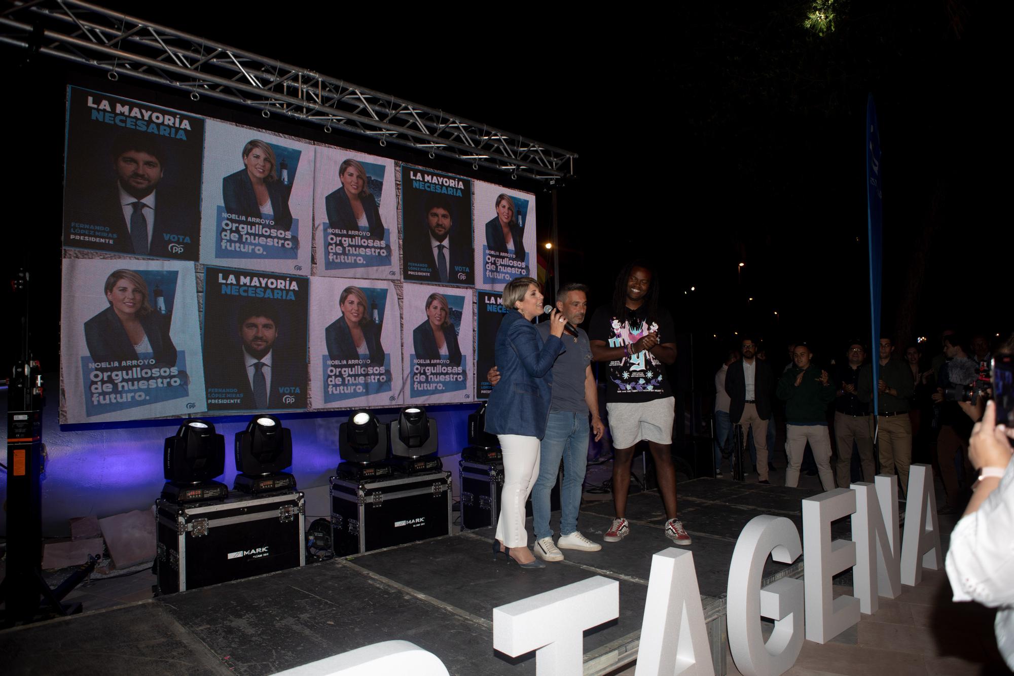 FOTOS: Cartagena abre la campaña electoral con la pegada de carteles