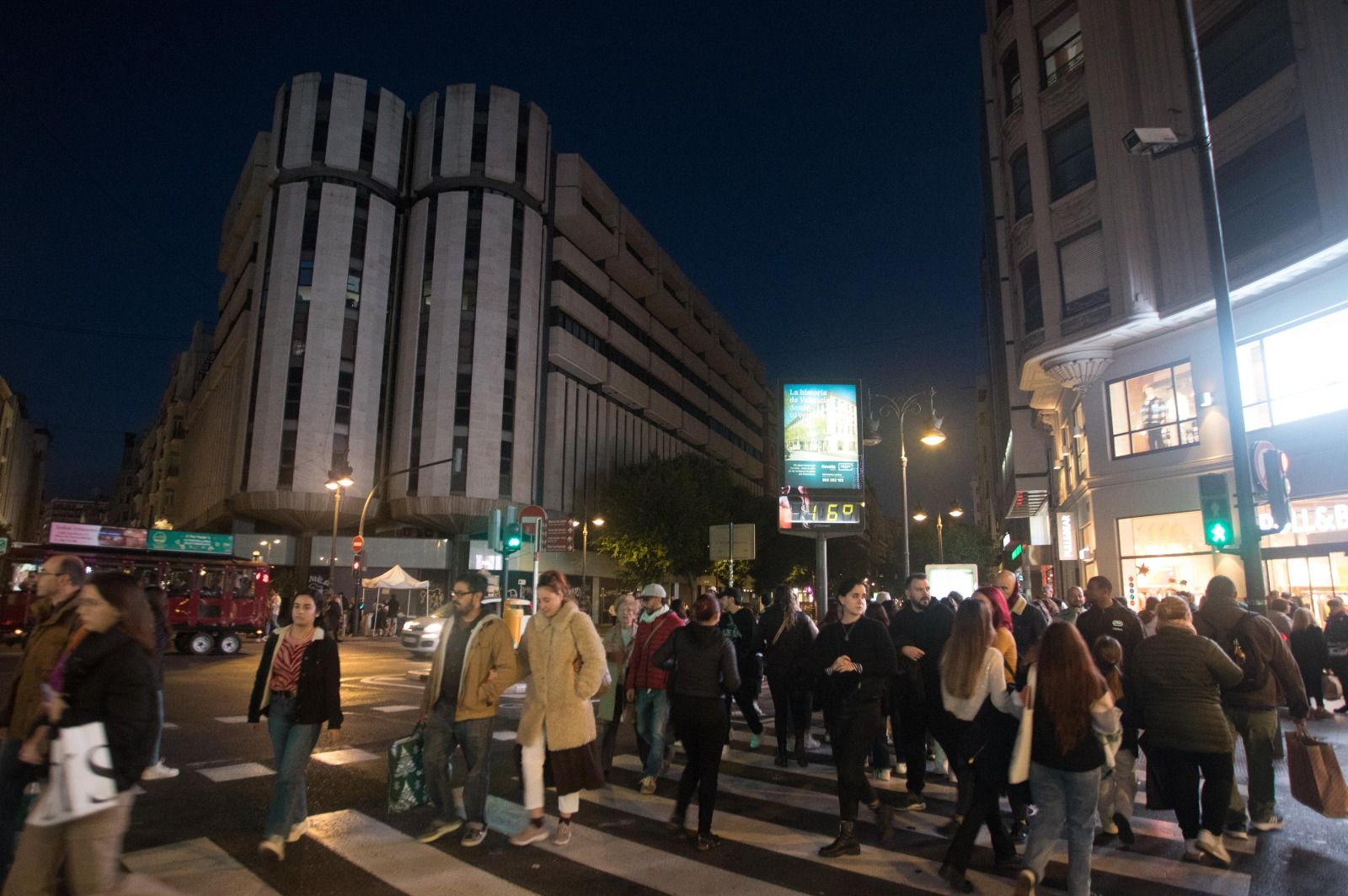 El centro lleno por las compras prenavideñas y el puente de diciembre