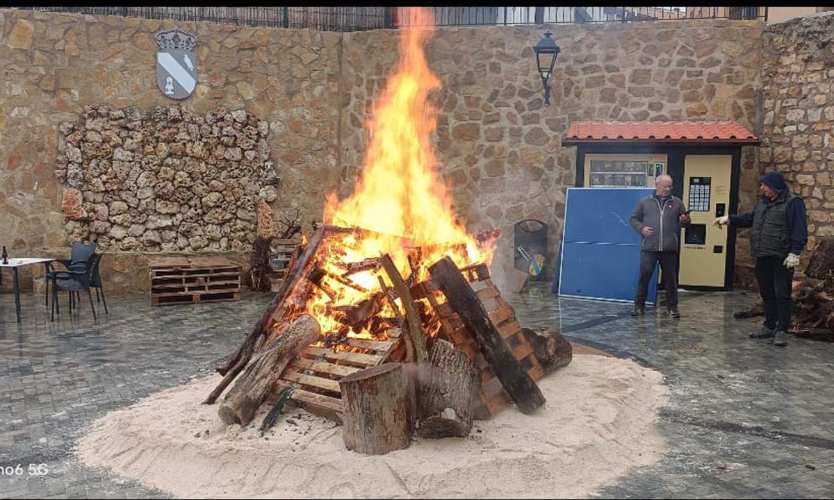 Los vecinos prenden la llama de las hogueras de San Antón