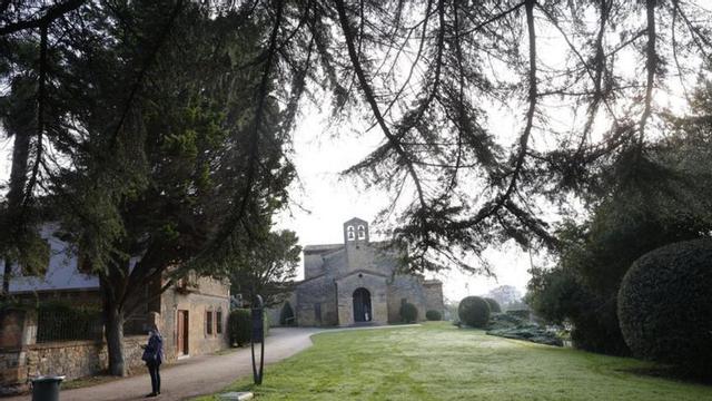 La iglesia de San Julián de los Prados, con la rectoral a la izquierda. | Miki López