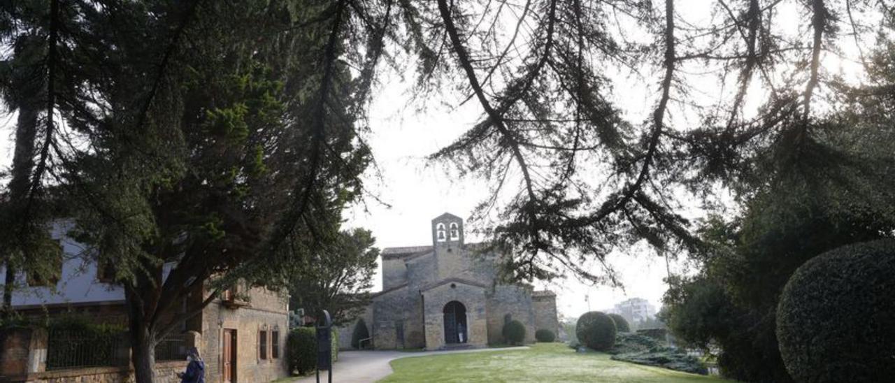 La iglesia de San Julián de los Prados, con la rectoral a la izquierda. | Miki López