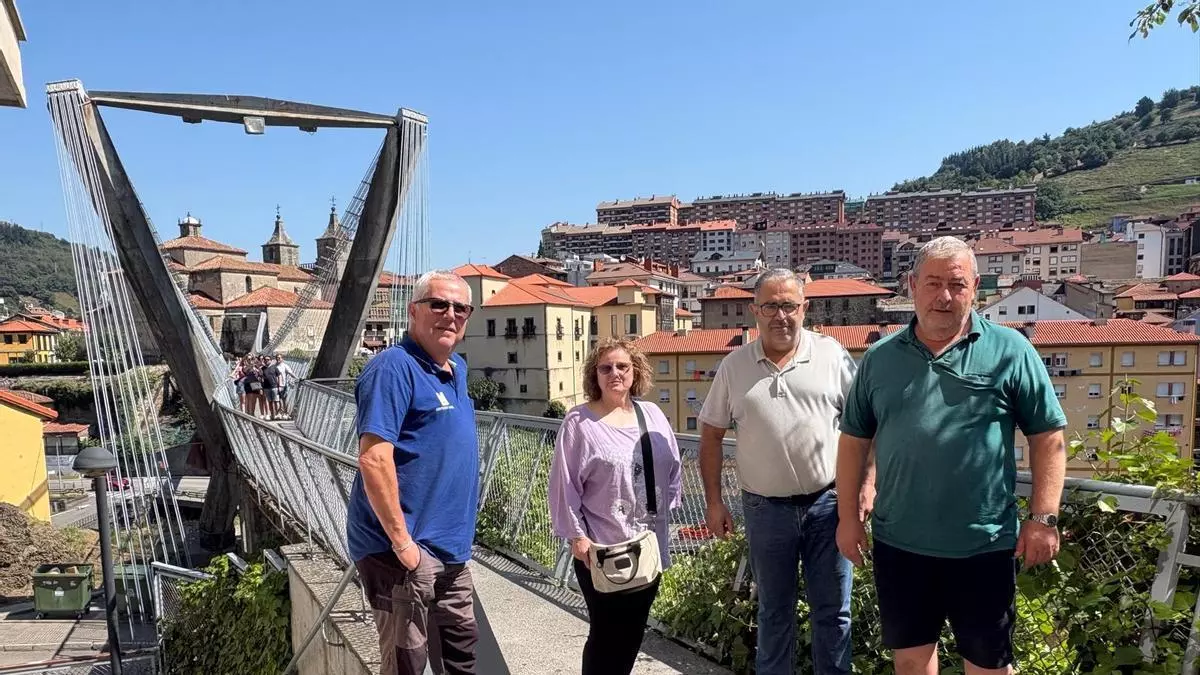 El Puente Colgante de Cangas, un icono sobre el Narcea: “Es una de las estructuras más fotografiadas de esta villa”