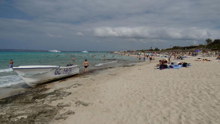 Más de 30 pateras se acumulan en la planta de residuos de Formentera