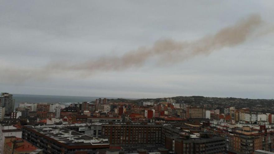 Nube contaminante de Arcelor sobre Gijón, la semana pasada.