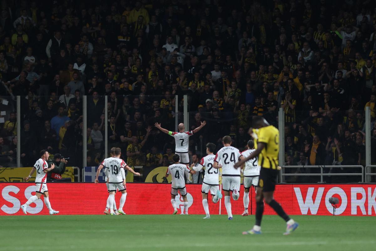 Isi Palazon celebra su gol ante el AEK en Atenas.