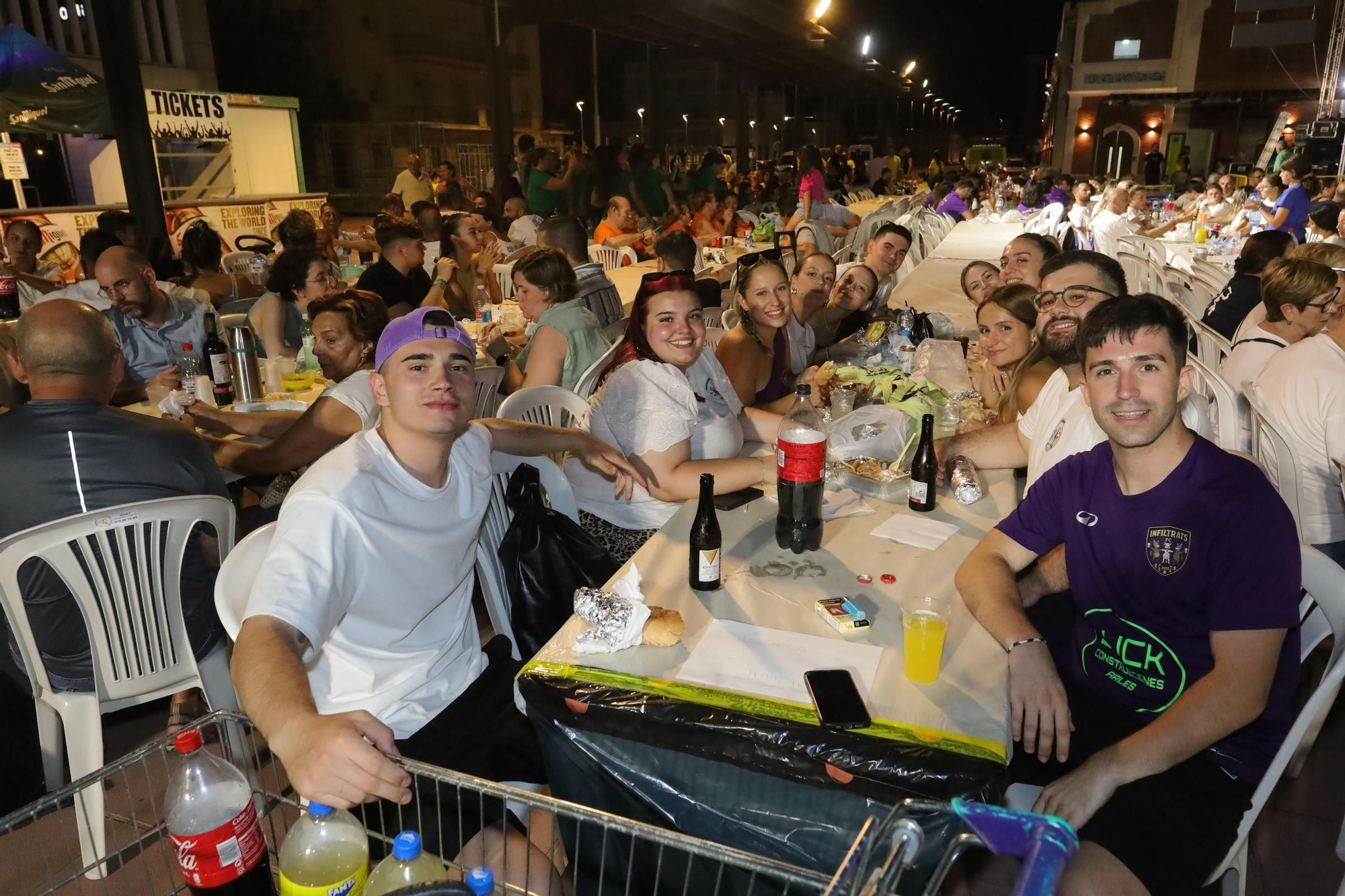 Sopar de pa i porta en las fiestas de Sant Pere del Grau de Castelló