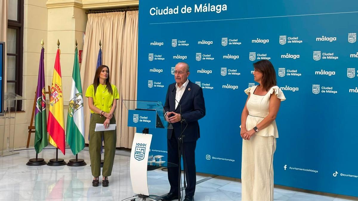 El alcalde, Francisco de la Torre, junto a la portavo del equipo de Gobierno, Elisa Pérez de Siles, y la concejala de Urbanismo, Carmen Casero
