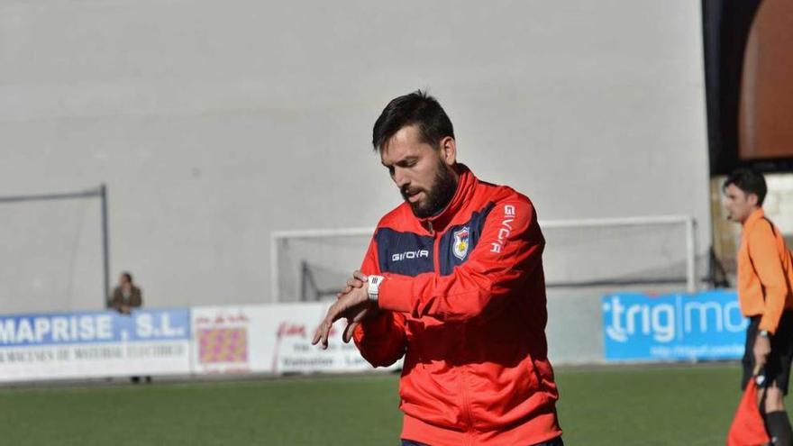 Hernán mira el reloj en un partido del Langreo.