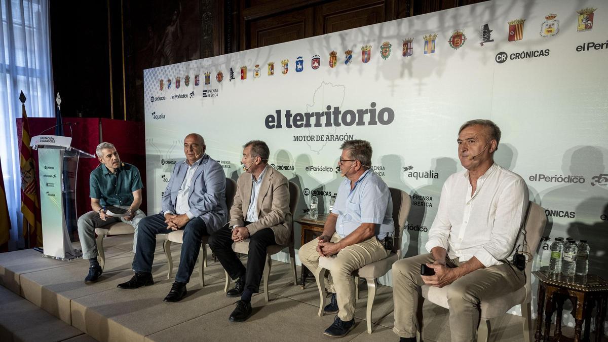 El redactor de El PERIÓDICO DE ARAGÓN, Miguel Lagrava, junto a Alfredo Zaldívar (Remolinos, Carmelo Pérez (Belchite), Enrique Salueña (Fuendetodos) y Esteban Lagota (Magallón).