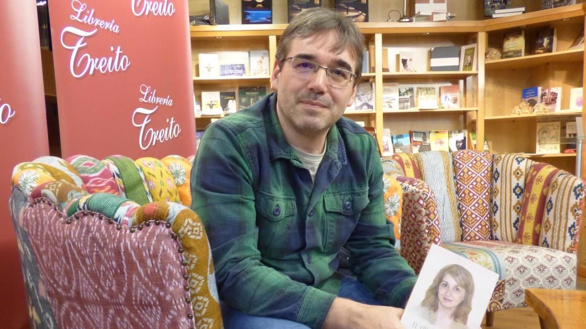 Alfonso López Alfonso con el libro dedicado a su hermana.