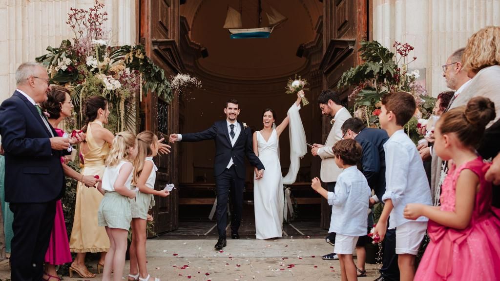 Boda de Meritxell Soler, corte de honor 2018, y el delegado del Joventut de Badalona, Adrià Delgado