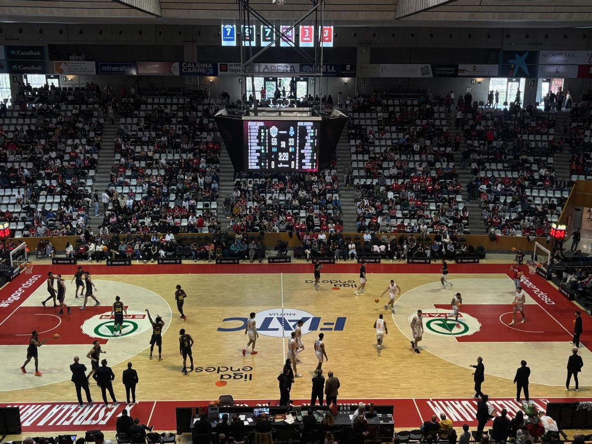 Els jugadors a pista durant el segon tall de llum de Fontajau